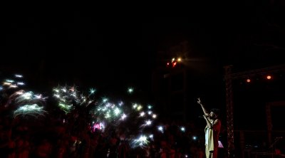 بالصور : ''سي المهف'' يقدم حفلاً مبهرًا على خشبة مسرح الحمامات 