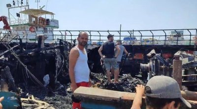 طبلبة : اندلاع حريق بمركب صيد في البحر 