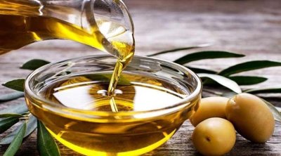 النقابة التونسية للفلاحين تطالب ببيع زيت الزيتون بـ 15 دينارًا