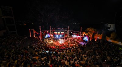 ''رڨوج'' يفتتح مهرجان الحمامات الدولي برسائل حبّ وأمل (صور)