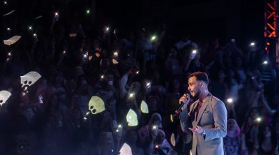 سيلاوي يُشعل ركح الحمامات في ليلة استثنائية بشبابيك مغلقة