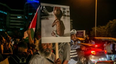 نشطاء تونسيون يحاصرون السفارة الأمريكية تضامنًا مع غزة