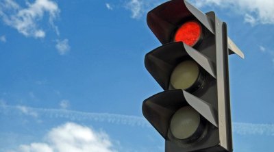 قريبا في تونس : سحب رخص السياقة عند تجاوز السرعة وقطع الإشارة الحمراء