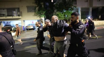سلطات الاحتلال تعتقل متظاهرين طالبوا بإنهاء الحرب