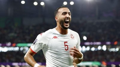 واقعة طريفة: نادر الغندري يُطرد ثم يعود بعد الـVAR.. والمشجع يعيد له قميصه (فيديو)