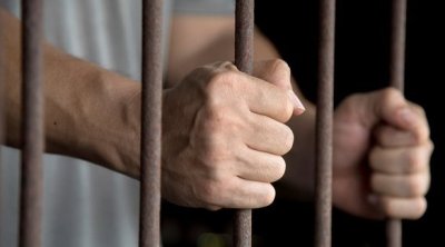 تونس ...بطاقة إيداع بالسجن ضد تلميذ طعن أستاذه بسكين في سليانة 