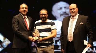 حمودة بن حسين يفوز بجائزة أفضل ممثل في مهرجان بغداد الدولي للمسرح