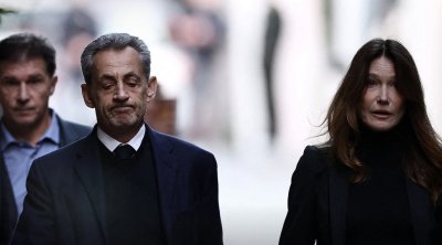 Une centaine de personnes rassemblées à Paris en soutien à Nicolas Sarkozy avant son incarcération