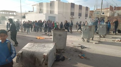 النفيضة : التلاميذ يغلقون الطريق احتجاجًا على غياب الحافلات 