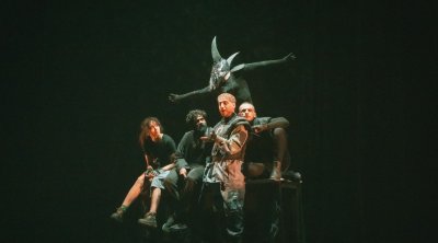 بالصور : عرض المسرحية  الإماراتية ''جرّ محراثك فوق عظام الموتى'' في تونس 