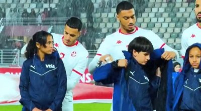 فيديو : لاعبو تونس يحمون الأطفال من الأمطار بستراتهم