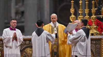 البابا ليو الرابع عشر يترأس أول قداس عيد ميلاد منذ انتخابه