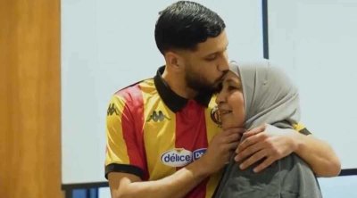 والدة حمزة رفيعة تخطف الأضواء في توقيعه مع الترجي التونسي (فيديو)