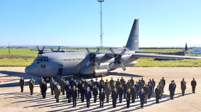 بالصور : أمريكا تسلّم تونس طائرة نقل عسكري من طراز C-130H