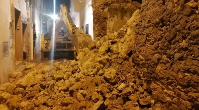 بالصور : هدم بنايتين آيلتين للسقوط بعد الأمطار الغزيرة في المنستير 