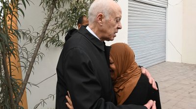 أحمد سعيداني :قيس سعيد  يمارس هوايته في التقاط الصور مع الفقراء