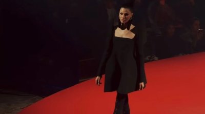 Oumaima Taleb brille avec des looks statement lors du défilé Stéphane Rolland à Paris