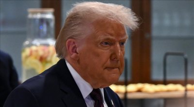 ترامب: أُفضل مشاهدة الصواريخ والأعداء على النوم في الطائرة