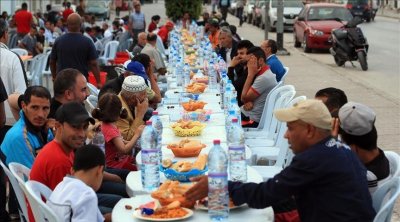 أجواء رمضانية في تونس بين الإفطار والحلويات والتراويح