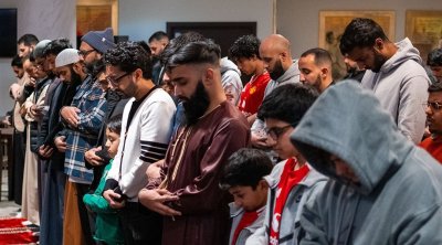 رفع الأذان ملعب أولد ترافورد خلال شهر رمضان (فيديو)