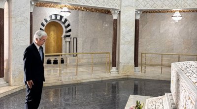 بالصور : سفير اليابان بتونس يزور ضريح بورقيبة بالمنستير