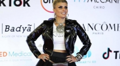 مصر: فنانة تثير الجدل بعبارة قرآنية على ملابسها