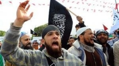 سلفيون يحاولون اقتحام مسرح الهواء الطلق بقربة 