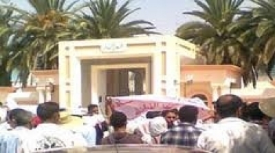 محتجون يحرقون مقر ولاية سيدي بوزيد