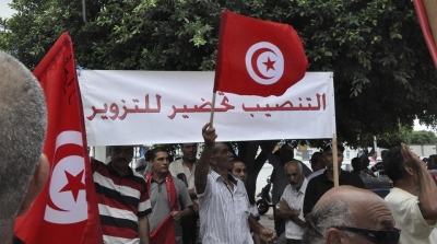 انصار النهضة يحاولون الاعتداء على محتجين امام بلدية قرقنة