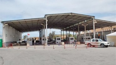 في معبر راس جدير: فوضى واحتقان وإطلاق نار عشوائي