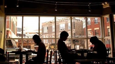 ايقاف شاب بتهمة الجلوس في المقهى رفقة زميلته