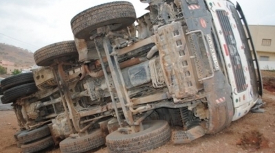 أريانة: انقلاب شاحنة من فوق جسر برج الوزير ونجاة سائقها بأعجوبة