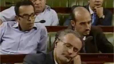 صورة اليوم: عبد الرؤوف العيادي ينام في جلسة مساءلة الفخفاخ والعياري