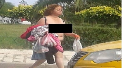 سائحة تتجول عارية في المرسى والمواطنون يرشقونها بالحجارة