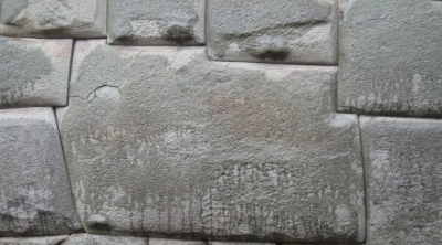 مقاول يستعمل حجارة قصر أثري لبناء سد في سيدي بوزيد والأهالي يقاضونه