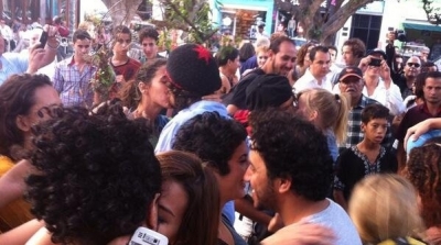 اعتصام بالقبلات تضامنا مع مراهقين بالمغرب قبض عليهما بسبب قبلة 