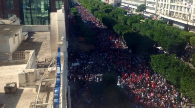 أعداد كبيرة من المتظاهرين تتجه نحو ساحة الحكومة بالقصبة