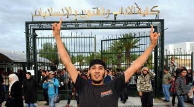 مواجهات بين الاتحاد العام لطلبة تونس و طلبة اسلاميين في كلية الاداب بمنوبة 