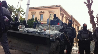 الجيش الوطني يقيم المتاريس و الدشم امام عدد من السفارات و المؤسسات الحكومية