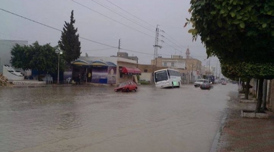 صفاقس : الامطار تمنع المواطنين من الالتحاق بمقرات عملهم و تتسبب في تعطل حركة المرور