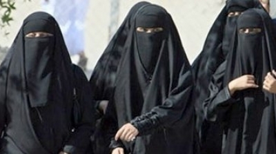 القيروان : الامن يقتحم منزل 3 فتيات منقبات 