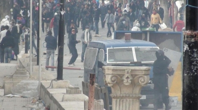 سيدي بوزيد: حرق مركز أمن وسيارة أمنية بالمكناسي والأمن يستعمل الرصاص