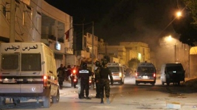 اريانة : اشتباكات بين مجموعة من المحتجين و قوات الامن في حي التضامن