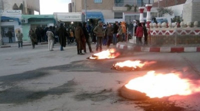 القصرين : محتجون على الاحكام الصادرة في قضية شهداء الثورة يغلقون الطريق الرئيسية