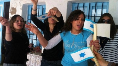 جربة : تلاميذ يرفعون الاعلام الاسرائيلية في دخلة ''الباك سبور''