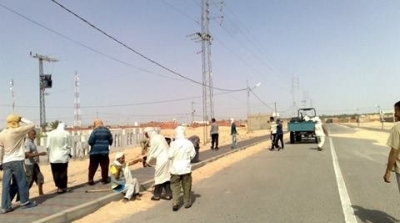 رجيم معتوق : الأهالي يغلقون الطريق و يحتجزون سيارة المعتمد