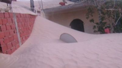 زحف الرمال يهدد بردم عدد من منازل قرية نويل بدوز الجنوبية