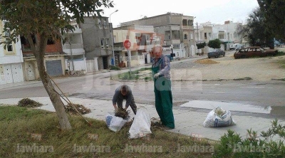 روسيان يتطوعان لتنظيف احد الساحات العمومية في مدينة سوسة