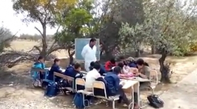 بعد غلق قسمه : معلم يلجأ الى ساحة المدرسة لتدريس تلاميذه في القيروان