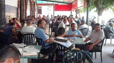 طبرقة : صاحب مقهى يخصص المكان للمطالعة و قراءة الكتب في نهار رمضان